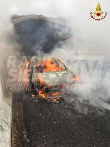 Auto a fuoco sulla Siena-Grosseto - FOTO