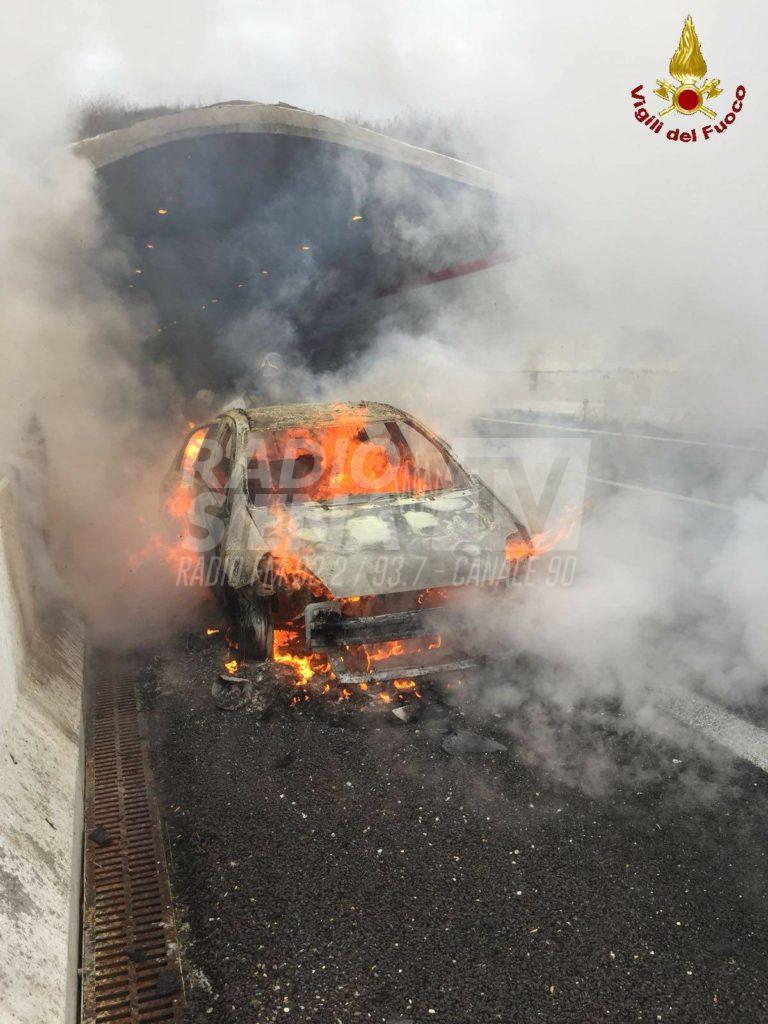 Auto a fuoco sulla Siena-Grosseto - FOTO