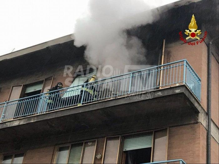 Chianciano: incendio in una casa, i vigili del fuoco salvano una persona
