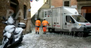 Emergenza neve, polemiche su scuole aperte e strade ghiacciate: le precisazioni del Comune