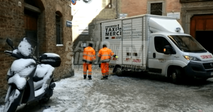 Emergenza neve, polemiche su scuole aperte e strade ghiacciate: le precisazioni del Comune
