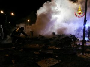 Isola d'Arbia, a fuoco la roulotte del Circo Medrano - FOTO