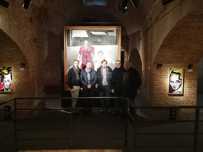 Valentini con l'ex premier belga Elio Di Rupo alla mostra di Szymkowicz