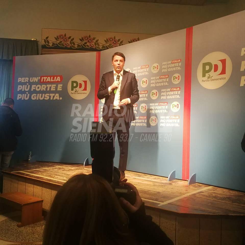 Sala piena per Renzi al circolo di Sant'Andrea