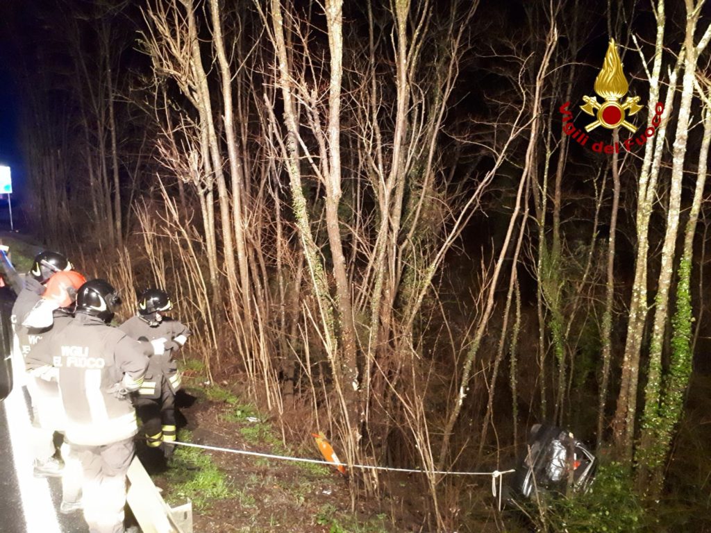 Incidente sull'Autopalio, auto finisce nella scarpata