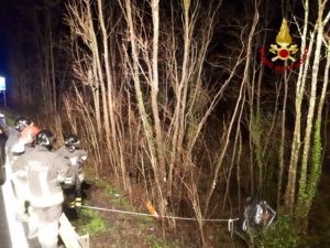 Incidente sull'Autopalio, auto finisce nella scarpata