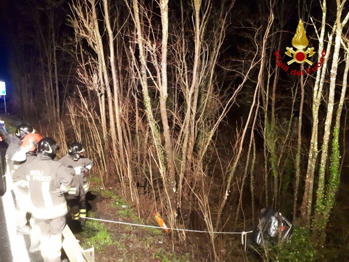 Incidente sull'Autopalio, auto finisce nella scarpata