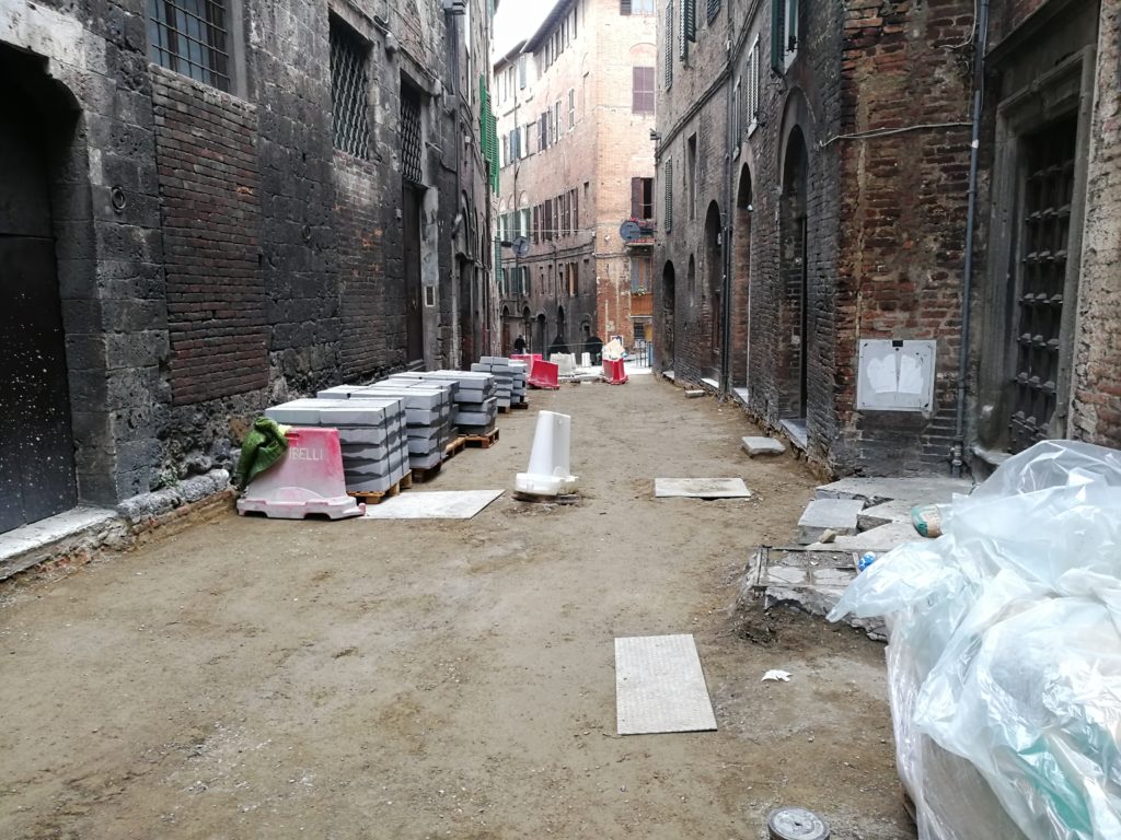 Siena: proseguono i lavori di lastricatura in Via Stalloreggi