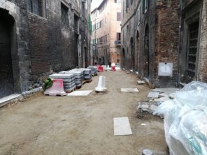 Siena: proseguono i lavori di lastricatura in Via Stalloreggi