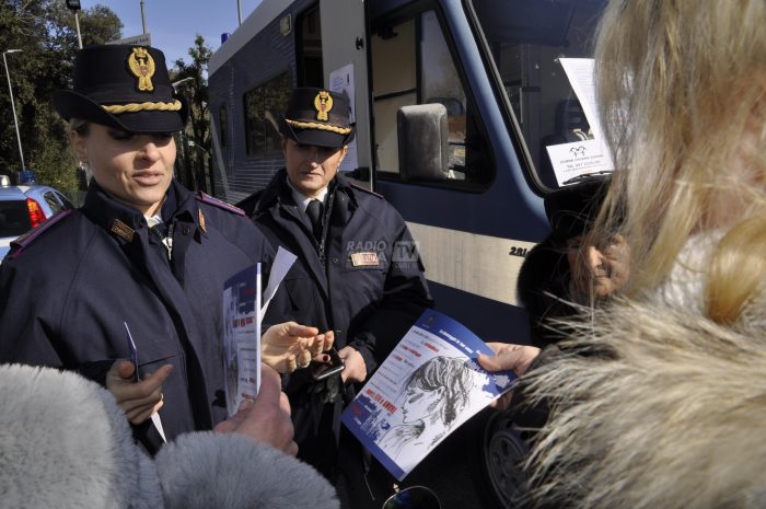 "Questo non &egrave; amore", per San Valentino a Siena il camper della Polizia contro la violenza di genere