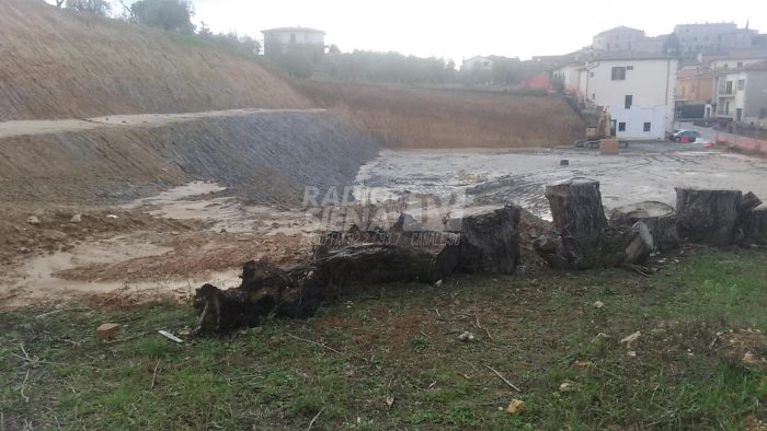 M5s Rapolano Terme: "Sbancati 14mila metri cubi di terreno sotto il cimitero, si sequestri il cantiere"
