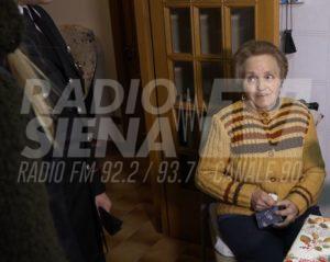 Monteriggioni, i carabinieri portano un dono agli anziani rapinati in segno di vicinanza e affetto - FOTO