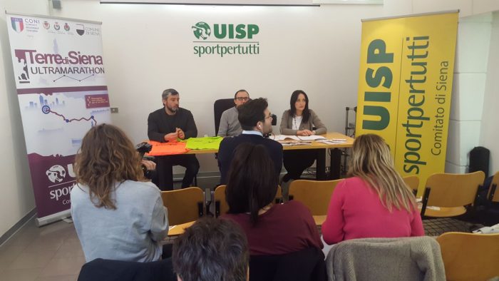 Ecco l'Ultramarathon Terre di Siena: &ldquo;Stop alla violenza sulle donne&rdquo;, il logo su ogni pettorale