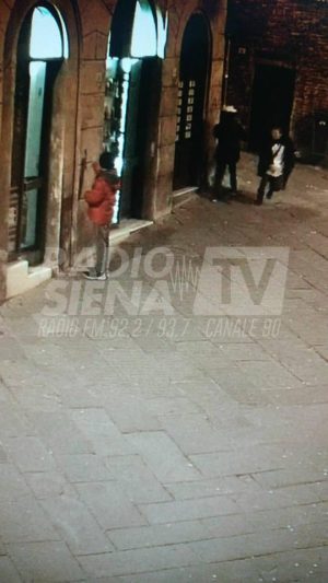 Beccato con le telecamere di sorveglianza l'imbrattatore di via della Sapienza