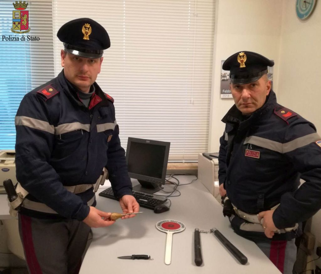 Porta con s&egrave; coltello e arma da arti marziali spacciandoli per giocattoli dei figli, denunciato