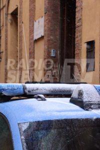 Deve fare la dialisi ma resta bloccata nel ghiaccio: la polizia la scorta all'ospedale