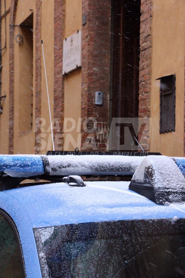 Deve fare la dialisi ma resta bloccata nel ghiaccio: la polizia la scorta all'ospedale