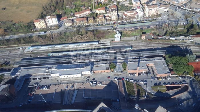 Pattuglione straordinario della Polizia per controllare l'area della stazione - FOTO