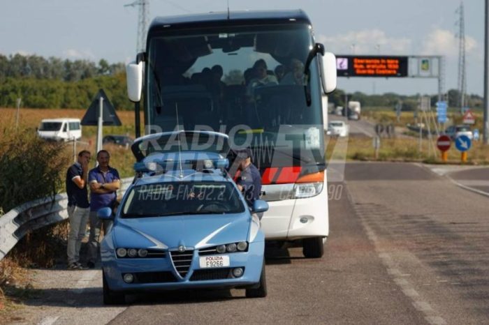 Autopalio: bus guasto, arriva il mezzo sostitutivo ma senza polizia non si pu&ograve; salire. Passeggeri bloccati per ore
