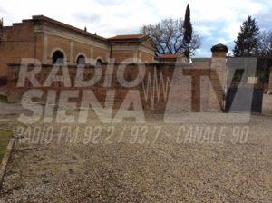 Buonconvento, sul muro del cimitero compare la scritta "Traini docet"