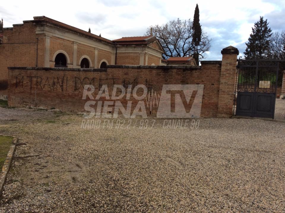 Buonconvento, sul muro del cimitero compare la scritta "Traini docet"