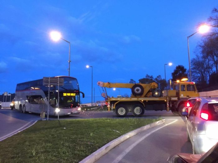 Bus tiemme guasto alla rotonda di Malizia, traffico in tilt