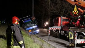 Mezzo pesante che trasporta idrossido di potassio va fuori strada