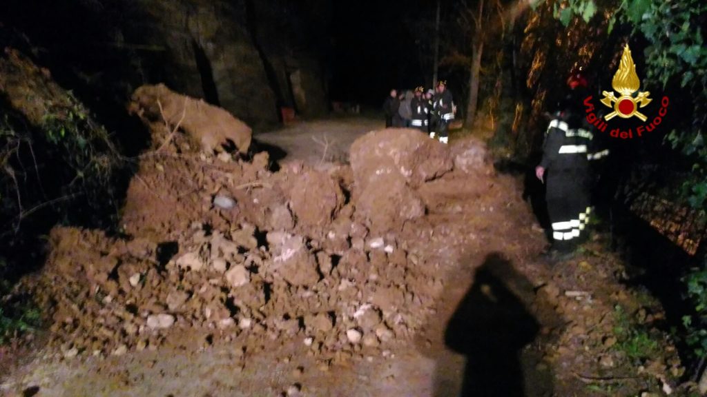 Frana sulla strada delle Grotte di Pescaia