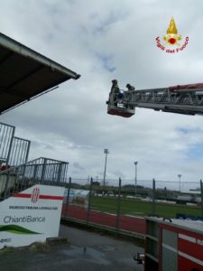 Problemi alla copertura dello stadio di Colle, intervengono i vigili del fuoco