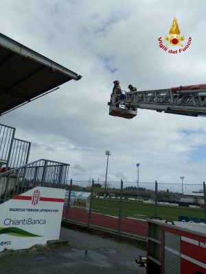 Problemi alla copertura dello stadio di Colle, intervengono i vigili del fuoco