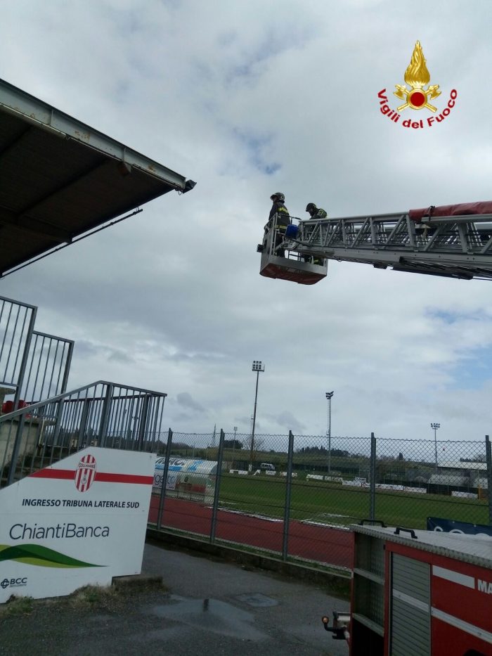 Problemi alla copertura dello stadio di Colle, intervengono i vigili del fuoco