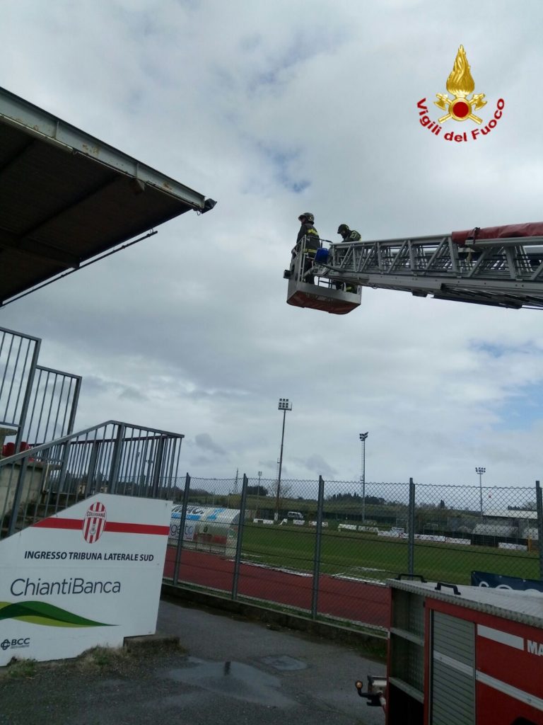 Problemi alla copertura dello stadio di Colle, intervengono i vigili del fuoco