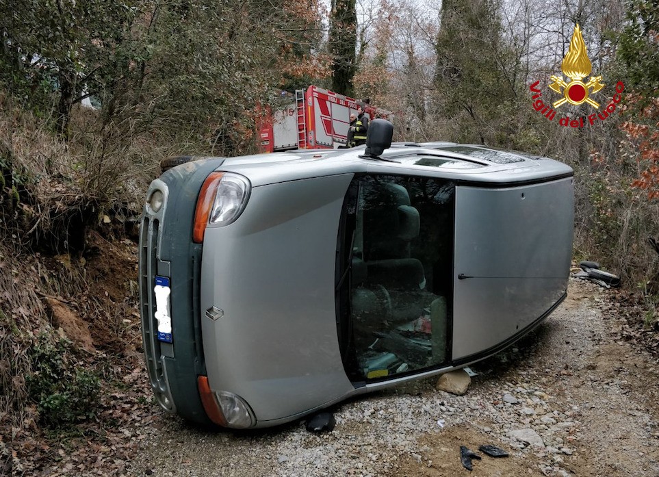 Si ribalta un'auto, i vigili del fuoco salvano il conducente rimastro incastrato