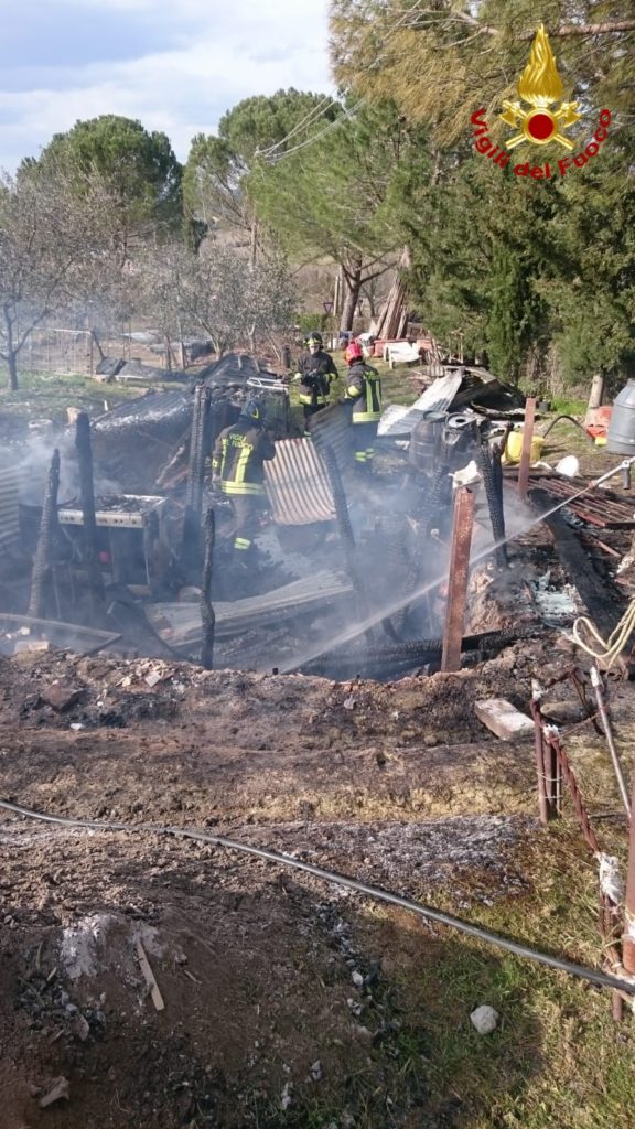 Strada di Certosa, brucia un capanno agricolo