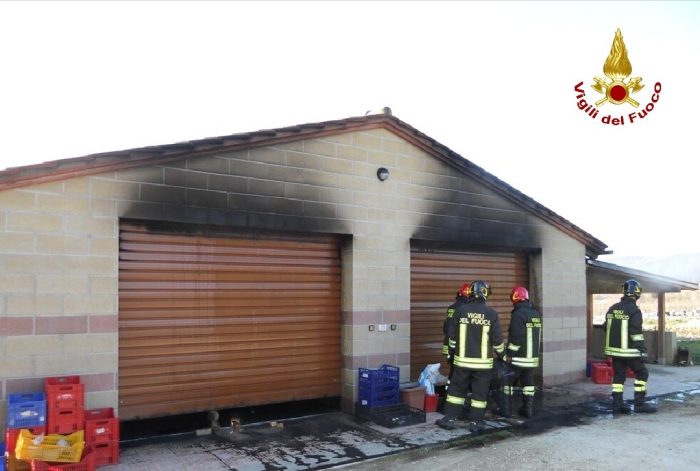 A fuoco un capanno agricolo, i vigili estinguono le fiamme