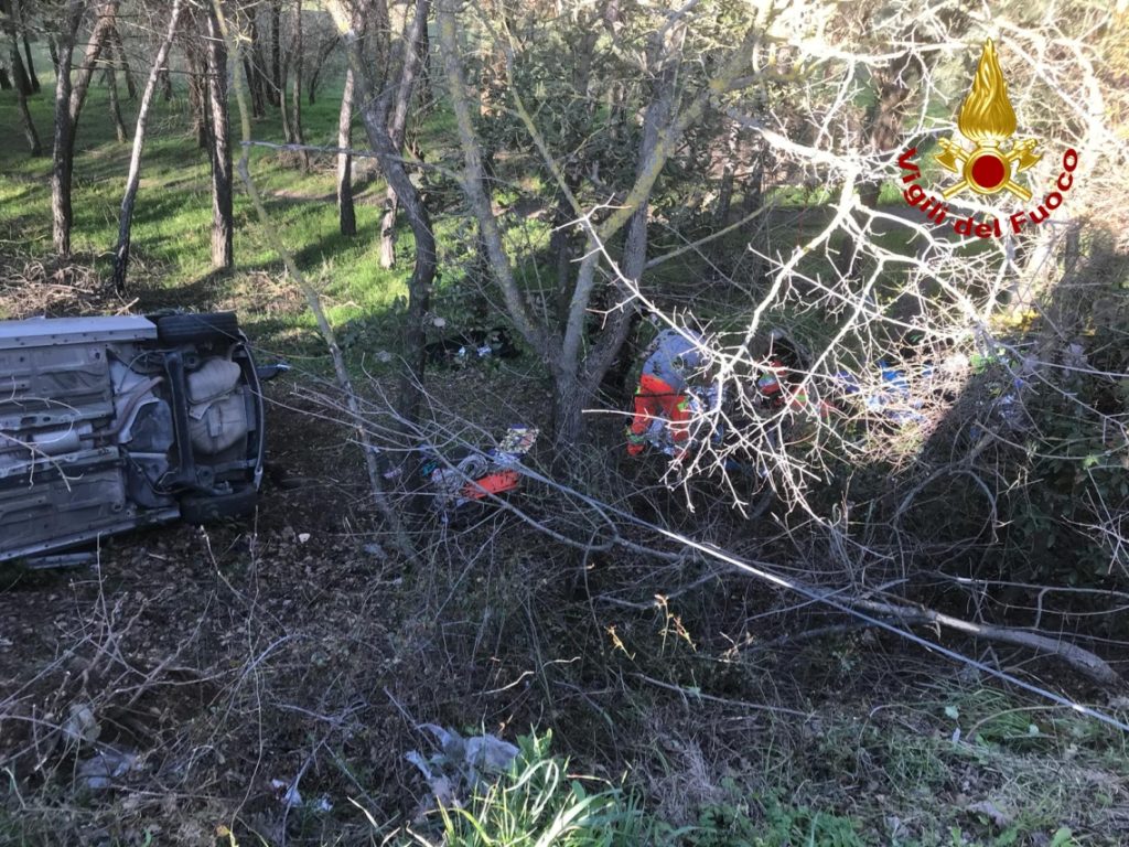 Auto fuori strada, due persone salvate dai vigili del fuoco
