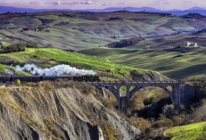 Viaggio sul treno a vapore per celebrare i 150 anni della ferrovia Siena-Grosseto