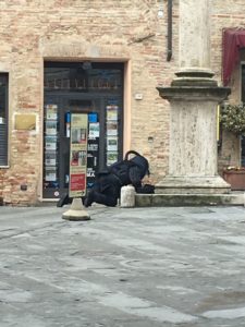 Bombe a mano a Montepulciano, indagini serrate in corso. Si pensa a una bravata - FOTO