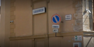 Bomba a mano davanti alla caserma dei carabinieri di Montepulciano