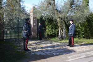 Guardiano di una villa custodisce anche un furgone rubato: denunciato