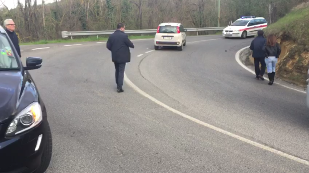 Scontro tra due macchine in via Peruzzi