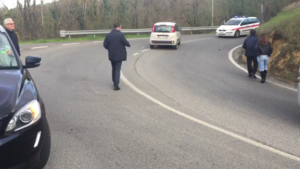 Scontro tra due macchine in via Peruzzi