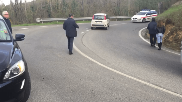 Scontro tra due macchine in via Peruzzi