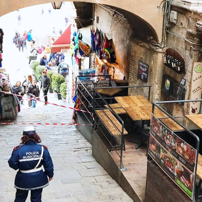 Cade l'intonaco nel vicolo di San Pietro, accesso a Piazza del Campo chiuso