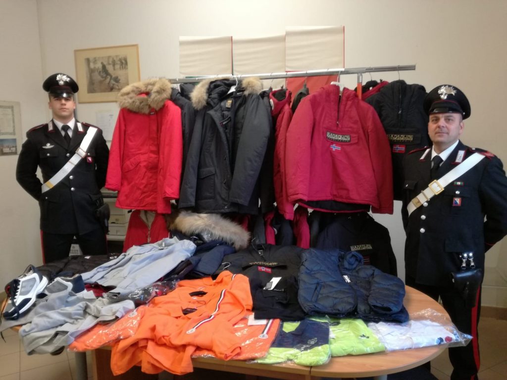 Vende merce contraffatta al mercato: scoperto il suo magazzino