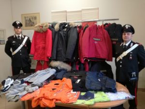 Vende merce contraffatta al mercato: scoperto il suo magazzino