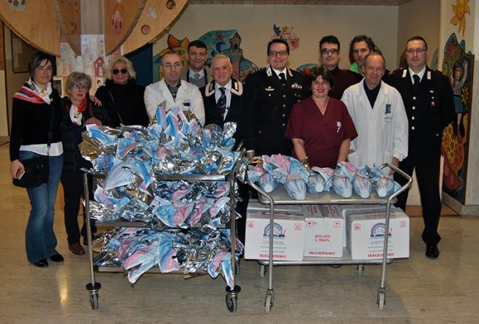 I carabinieri portano le uova di Pasqua ai bimbi di pediatria - FOTO