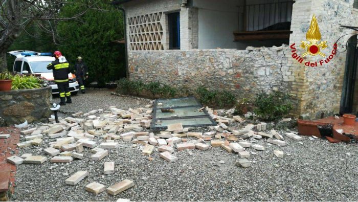 Esplode un forno a gas: una donna rimane ustionata