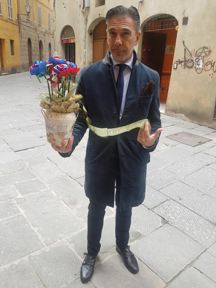 Struggente omaggio floreale di una misteriosa contessa ungherese sulla tomba di Bastianini