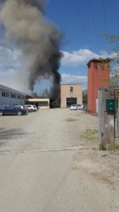 Incendio in corso in una fabbrica in Pian del Casone